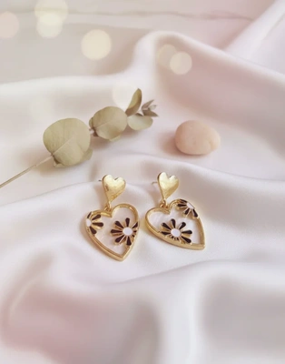 Heart-Shaped Daisy Drop Earrings