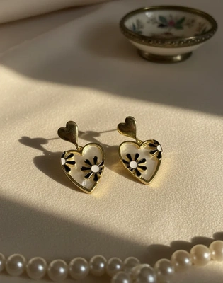 Heart-Shaped Daisy Drop Earrings