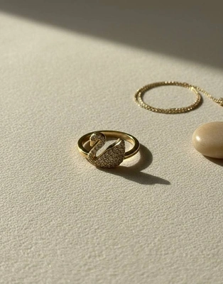 Elegant Swan Gold Ring
