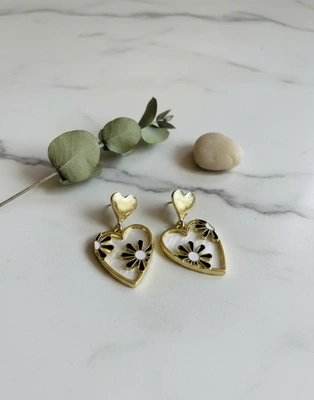 Heart-Shaped Daisy Drop Earrings