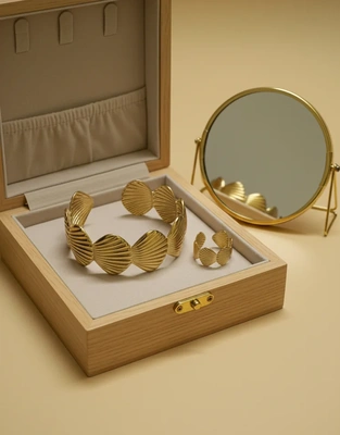 Beach-Inspired Gold Shell Bracelet