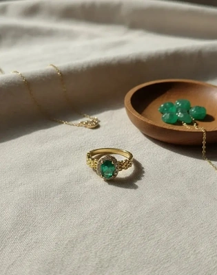 Elegant Gold Emerald Ring